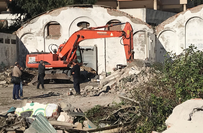 Inicio del derribo y limpieza del solar del Sardinero / Foto Cedida