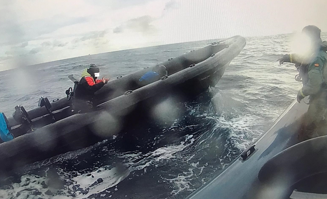 Momento de la detención en el Estrecho / Foto Guardia Civil