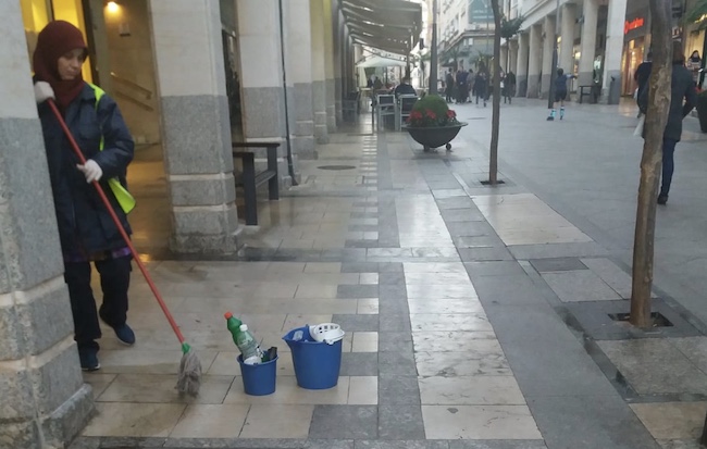 Imagen de una limpiadora del Plan de Empleo / Foto Cs
