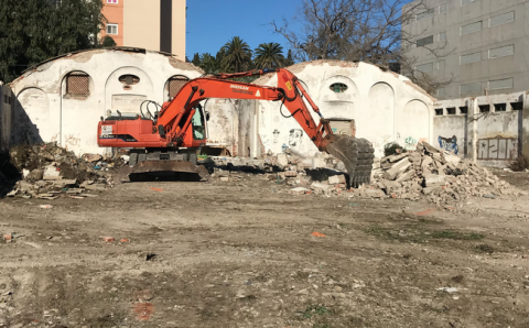 Labores de derribo de los barracones del Sardinero / Foto Cedida
