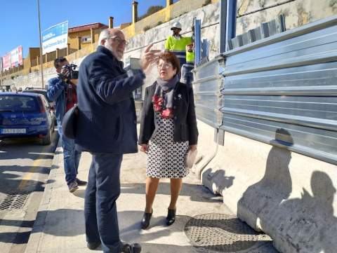 El jefe de Gabinete, Juan Hernández, explica a la delegada cómo se establece el cierre lateral para las obras de la frontera / Foto CA