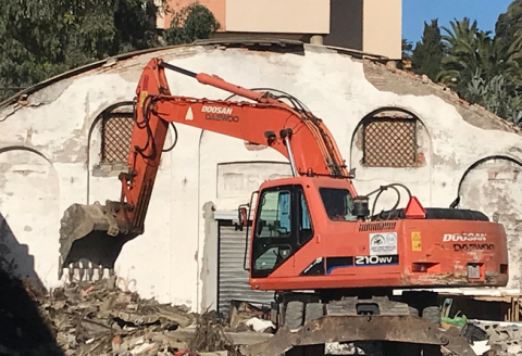 La propiedad de los terrenos ejecuta el derribo con la supervisi&oacute;n de la Ciudad / Foto Cedida