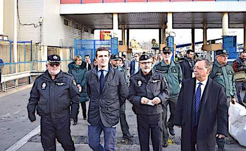 Casado visitó por la mañana la frontera del Tarajal