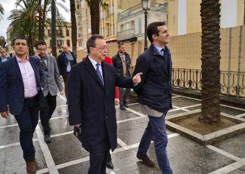 Paseo previo hacia el Parador La Muralla para el acto público