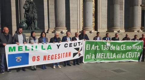 Muestra de sus peticiones ante las columnas del Congreso / Foto Cedida