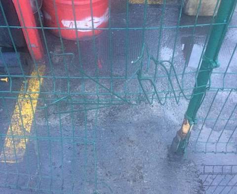 Valla perimetral forzada para acceder clandestínamente al interior del espacio de Maersk / Foto Cedida