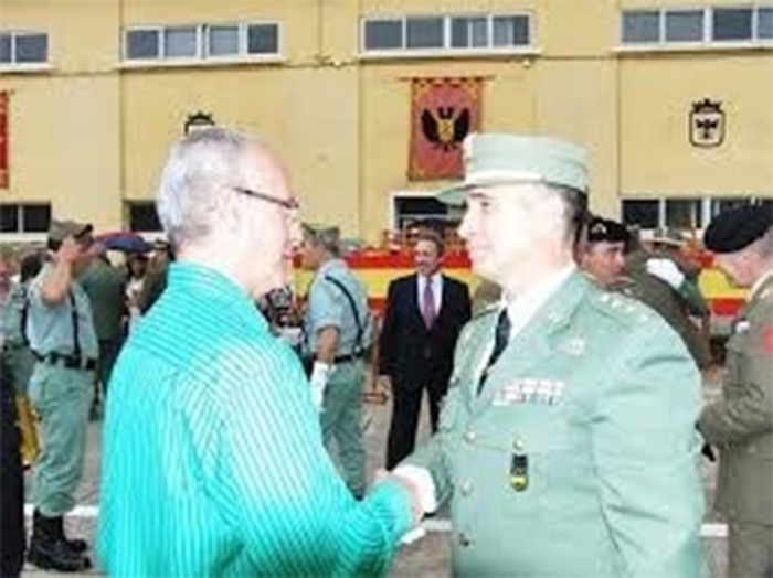 Foto de hace seis a&ntilde;os, del autor con el entonces Coronel Marcos Llago Navarro. Archivo Javier Chellar&aacute;m Legionario de Hnor.