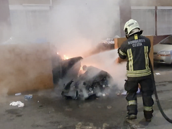 Fuego sofocado por Bomberos, esta mañana a las 08,00 horas en Príncipe Alfonso / Fotos Bomberos