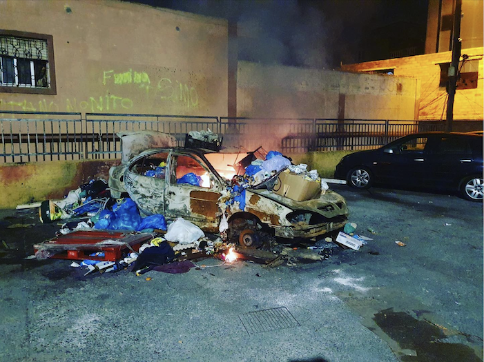Fuego sobre un vehículo abandonado, esta madrugada, en Plaza Padre Cervós (Príncipe Alfonso) / Foto Bomberos