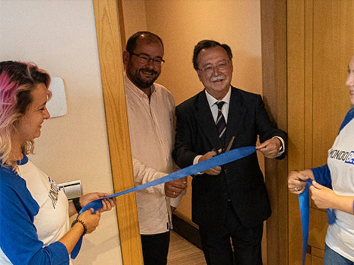 Juan Goñi (izda) junto al presidente Juan Vivas, durante la inauguración del primer local dedicado al sector del juego On Line en Ceuta