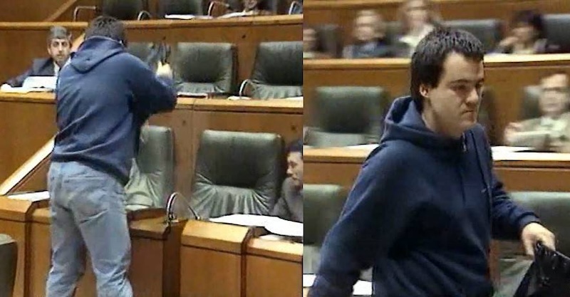 El etarra Mikel Zubimendi (Herri Batasuna) arroja un saco de cal viva sobre los escaños de los socialistas Ramón Jáuregui y Fernando Buesa en el Parlamento vasco