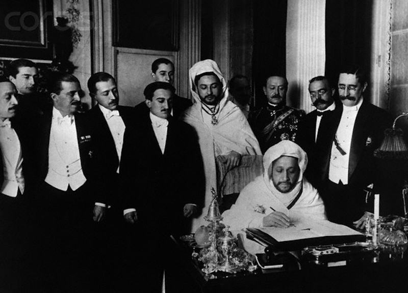 Foto: El-Hadj el-Mokri, embajador marroqu&iacute; en Espa&ntilde;a, firmando el tratado en la conferencia de Algeciras, el 7 de abril de 1906
