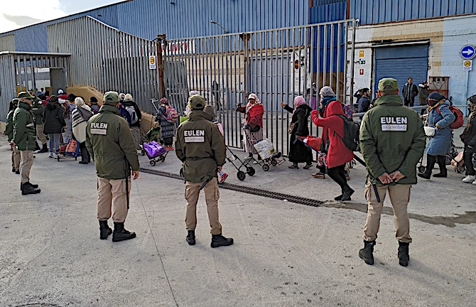 No hubo ningún incidente en la ordenada salida de las porteadoras hacia Marruecos / Foto CA