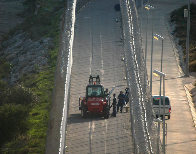 Colocaci&oacute;n de concertina en Ceuta (a&ntilde;o 2005) / Foto F.R.