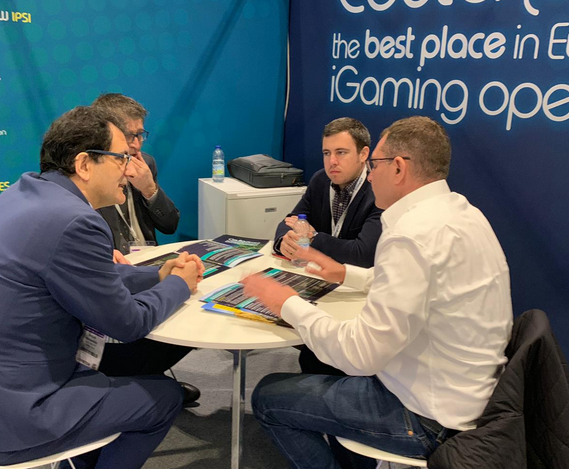 Reunión con representantes de 888 en el stand ceutí