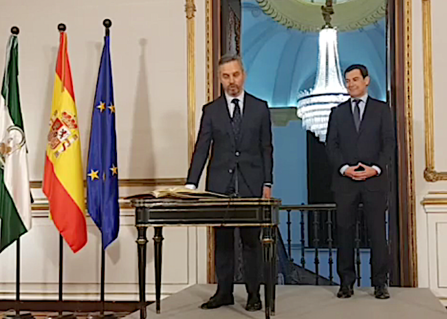 Juanma Moreno, presidente de Andalucía, durante la toma de posesión de Juan Bravo como su Consejero de Hacienda