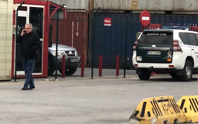 El consejero Hachuel, en el puerto esta tarde, daba las novedades sobre el suceso / Foto CA