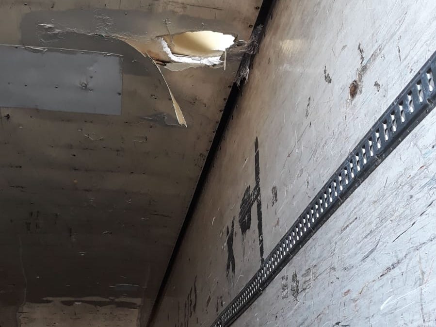Batea agujereada en el techo durante la madrugada / Foto cedida