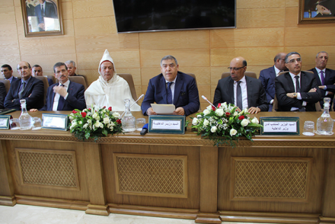 Mesa presidencia con el nuevo Wali, el ministro del Interior y en el extremo dcho el anterior Wali y actual de Rabat-Salé-Kenitra,, Mohamed Yacoubi