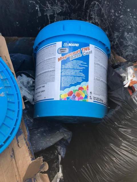Material tóxico en los contenedores de recogida de basura / Foto Cedida