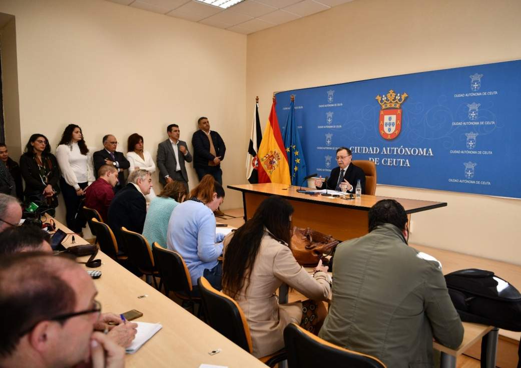 El presidente compareció este mediodía apoyado por sus consejeros / FOTO AS