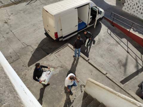 Las furgonetas llegaban desde el control sanitario del Tarajal al mercado sobre las 11,00 horas / CA