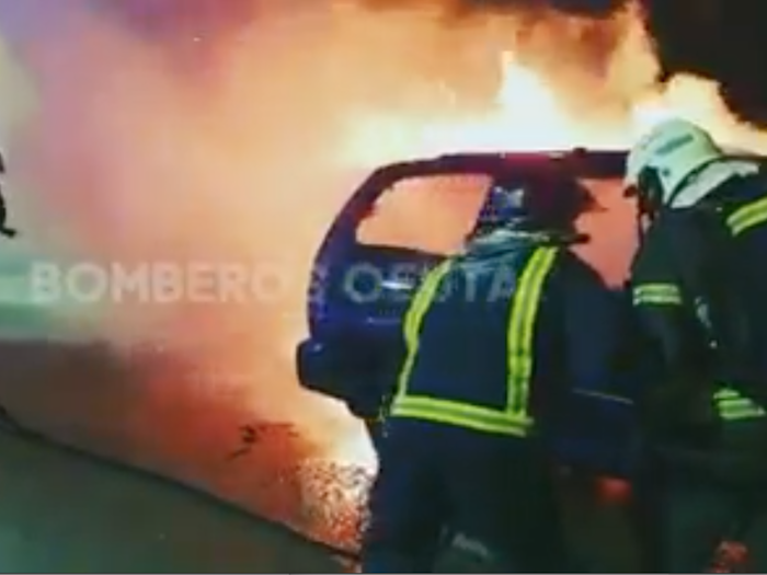 Imagen del incendio de esta madrugada en Juan Carlos I con dos vehículos afectados / Bomberos Ceuta