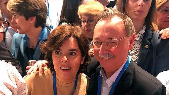 Juan Vivas abraza a Saenz de Santamaría en un congreso popular