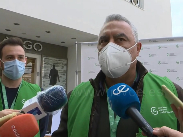 Presidente de la AECC en el stand en Ceuta en el Día contra el cáncer. Foto: RTVCE