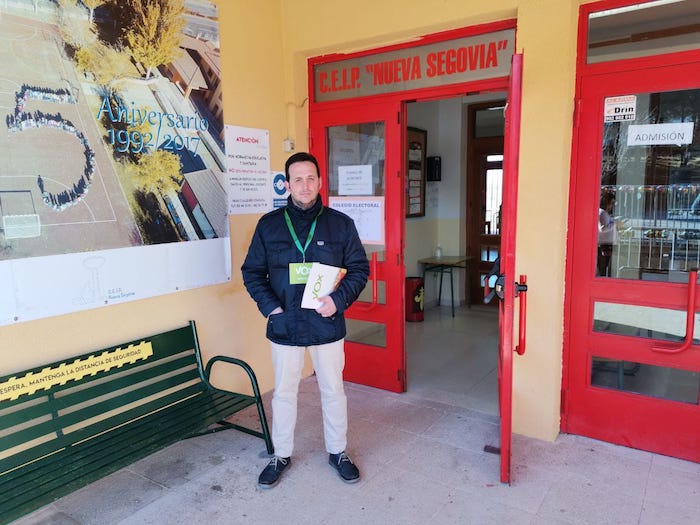 El presidente de VOX Ceuta, Juan Sergio Redondo, apoderado en un colegio electoral de Segovia / Cedida