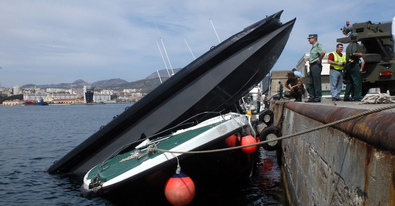 Abordaje de los narcos a una lancha de la Guardia Civil / Foto Fidel Raso