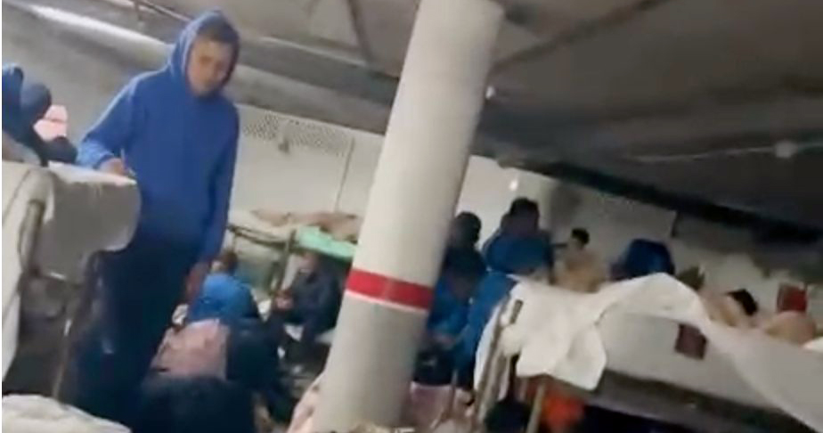Las imágenes que confirman un CETI colapsado con casi 300 inmigrantes hacinados en el garaje del centro