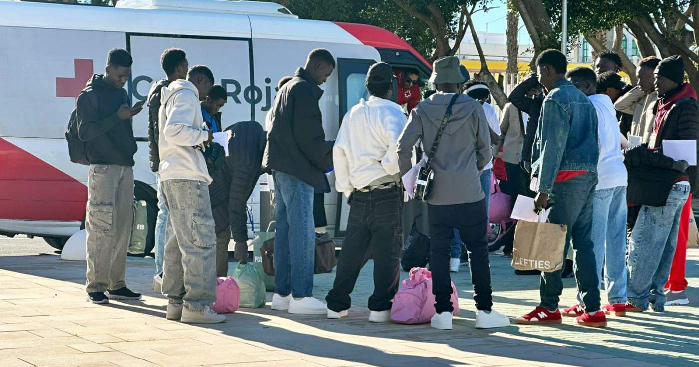 Parten hacia la península 126 inmigrantes con el reto de descongestionar el CETI; el jueves lo harán otros 60