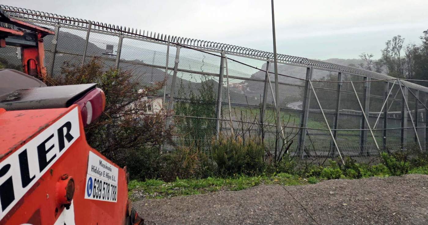 Más de 60 inmigrantes aprovechan el temporal y el deterioro de la valla para entrar ilegalmente en la ciudad