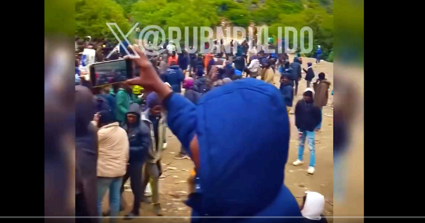 Cientos de inmigrantes aguardan para asaltar la valla llamados por el decreto de regularización masiva