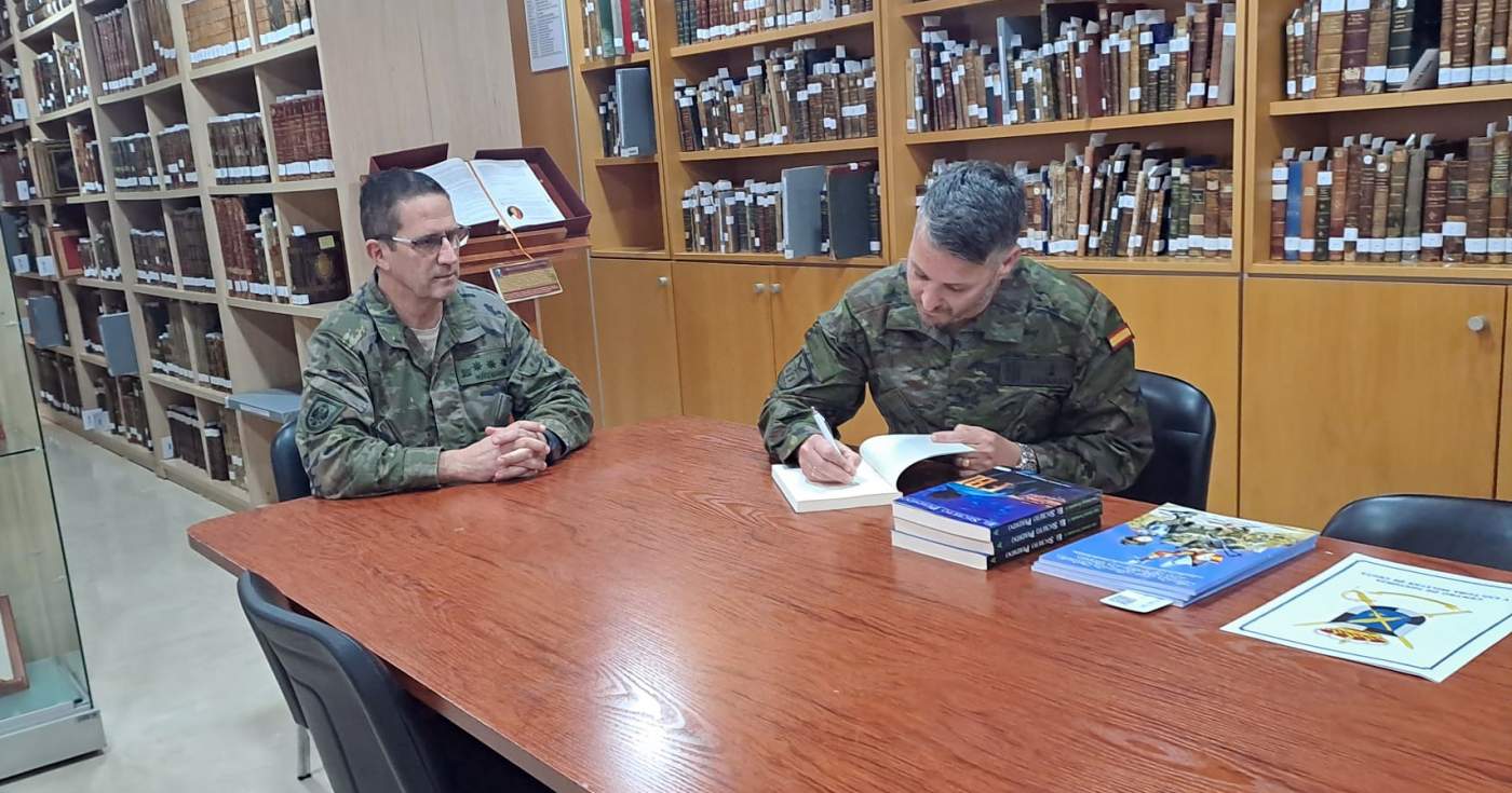 La Biblioteca Histórico Militar recibe ejemplares de la novela del militar ceutí Juan Antonio Fernández Ahumada