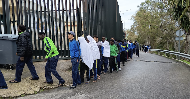 El CETI saturado con 800 inmigrantes; 220 de ellos en un garaje por falta de sitio y quejas de insalubridad
