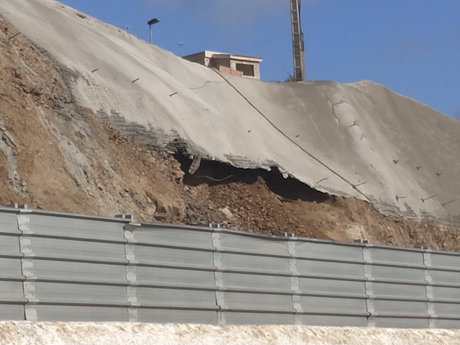 Parte del terreno deslizado por el interior del refuerzo de la ladera / Foto CA