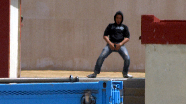 Inmigrante ante la Guardia Civil en 2010 / Foto F.R.