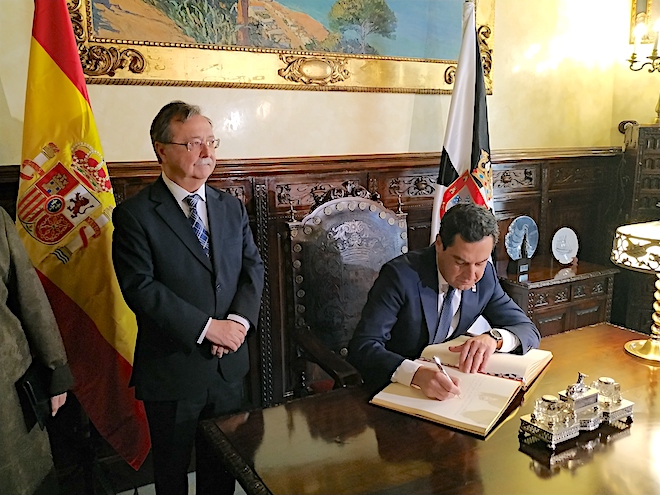 Firma en el Libro de Oro de la Ciuda / Foto CA