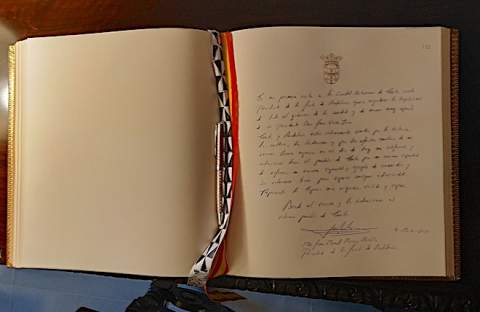 Texto para la historia que rubricó el presidente de Andalucía en el Libro de Oro de la Ciudad / Foto CA