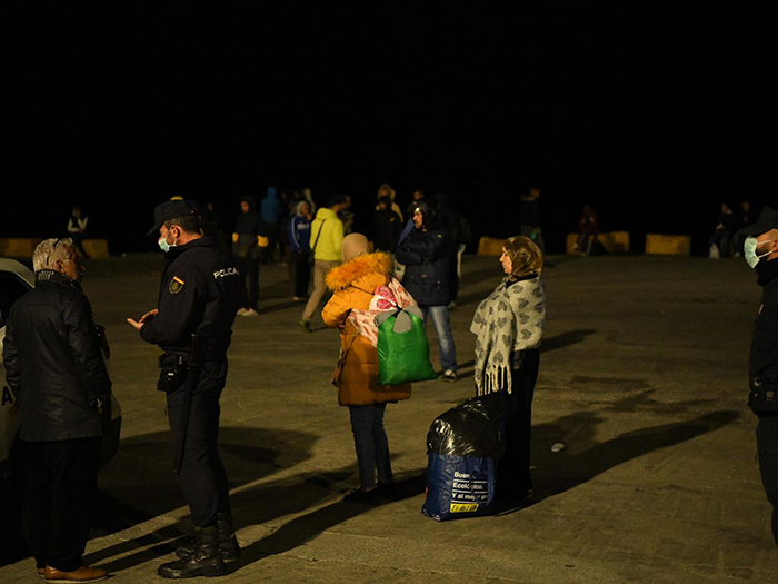 Personas esperando en la frontera tras el cierre. Foto: A.S.