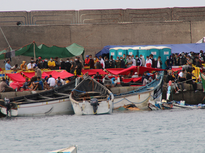 Inmigrantes en el puerto de Arguineguin, en Gran Canaria. Foto: JEXA