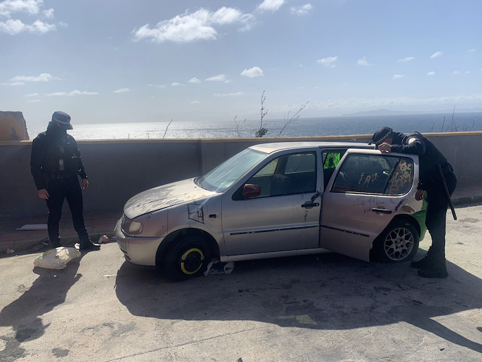 Policía Local de Ceuta ante uno de los numerosos vehículos abandonados / Cedida