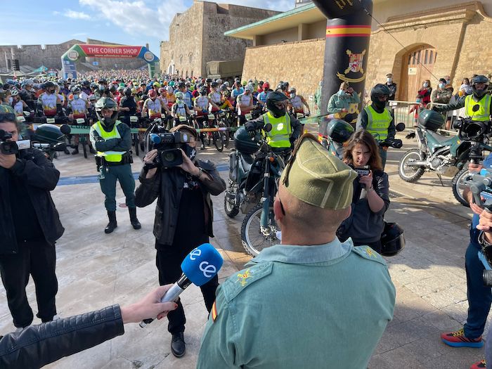 El coronel del Tercio da la bienvenida a los miles de participantes momentos antes del inicio de la prueba / CA