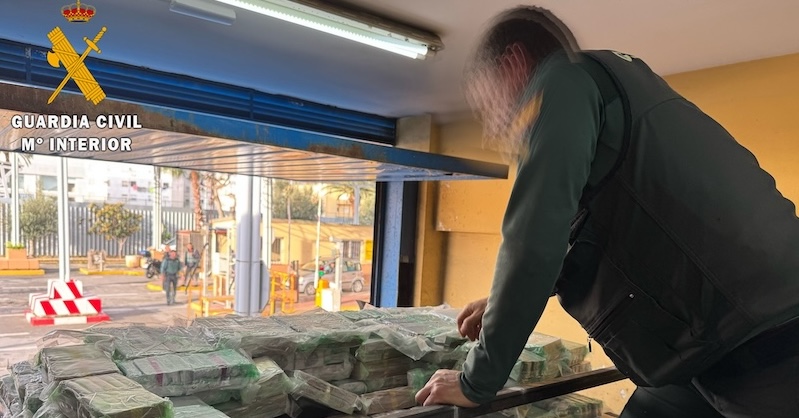 Descubrimiento de hachís en el techo de la furgoneta / Cedida (Ceuta Ahora)