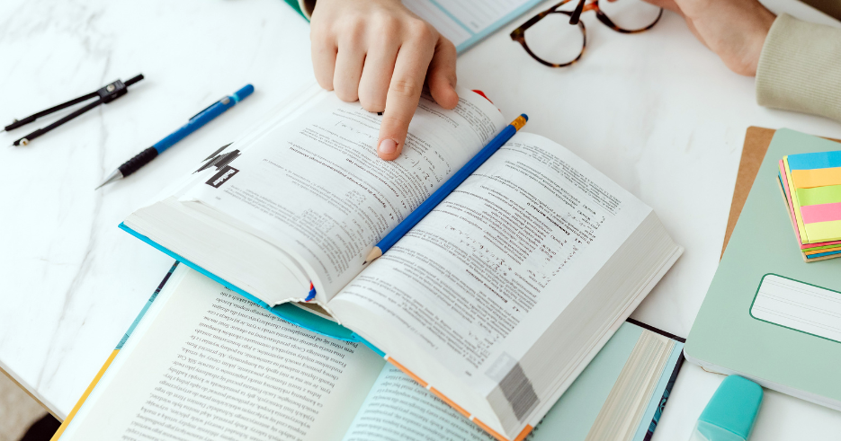 Ceuta firma un convenio con una asociación que ofrece formación gratuita y online para opositores