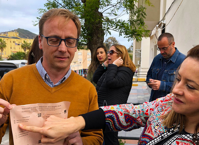 Martínez y Mohamed Dos Santos indicando dónde hay que señalar el voto a favor del PP / Cedida