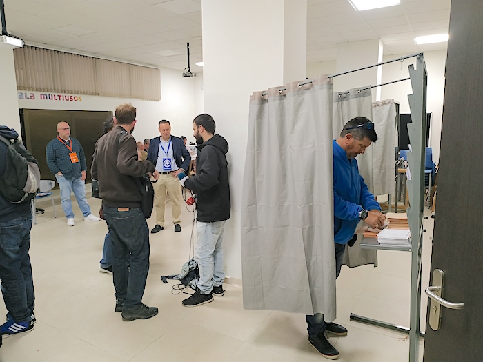 Desde primera hora los ceutíes ejerciendo el voto / CA