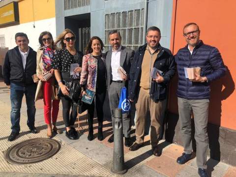 Puerta a puerta con sus compañeros de partido
